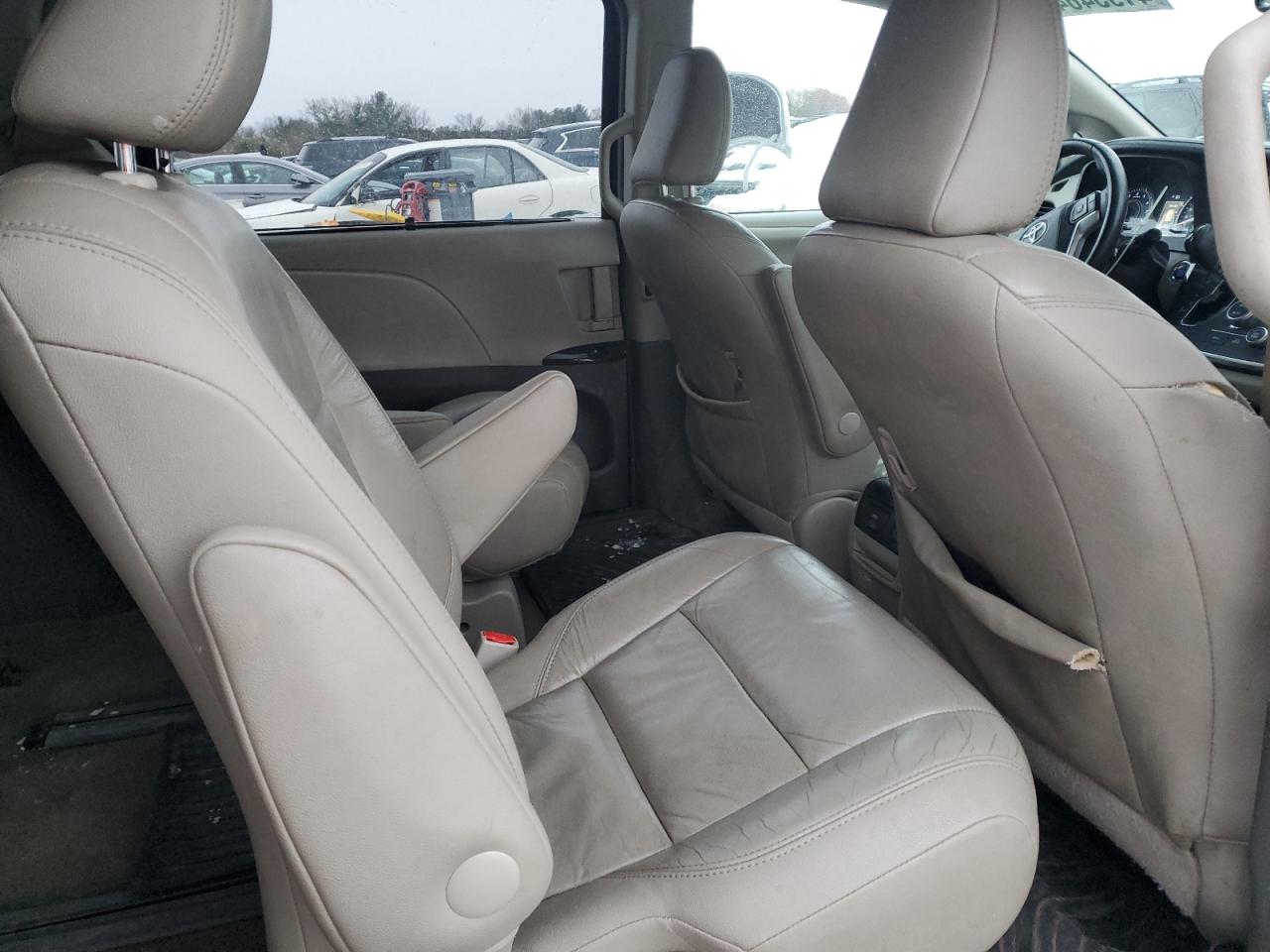 2017 Toyota Sienna - Image 11