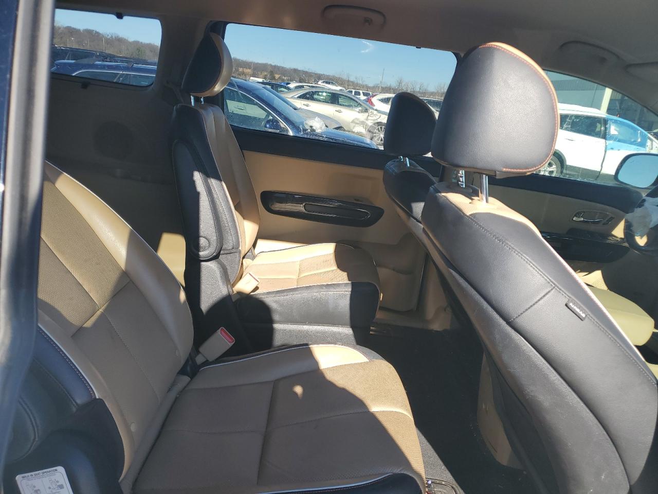 2016 Kia Sedona - Image 11