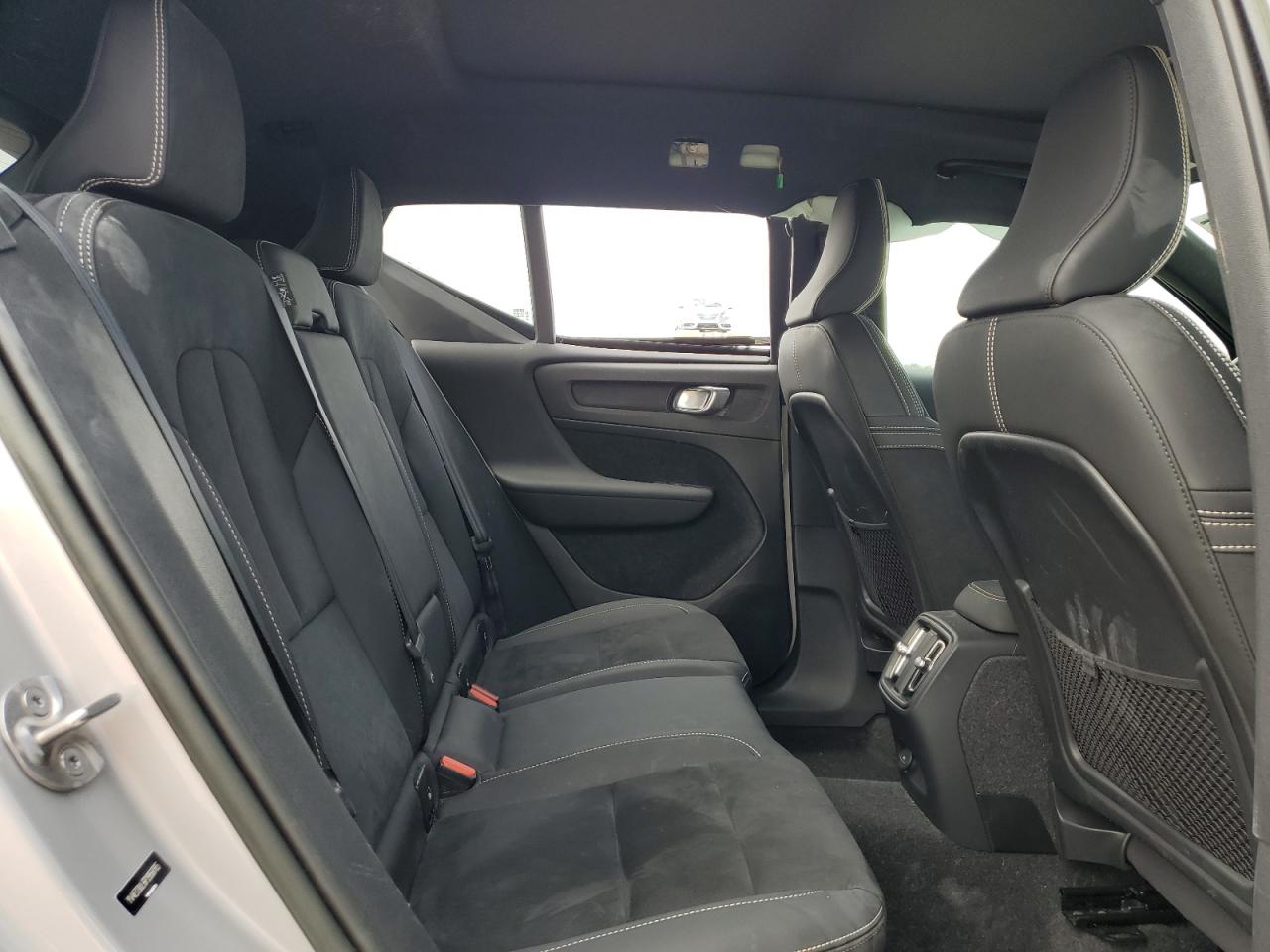 2023 Volvo XC40 - Image 10