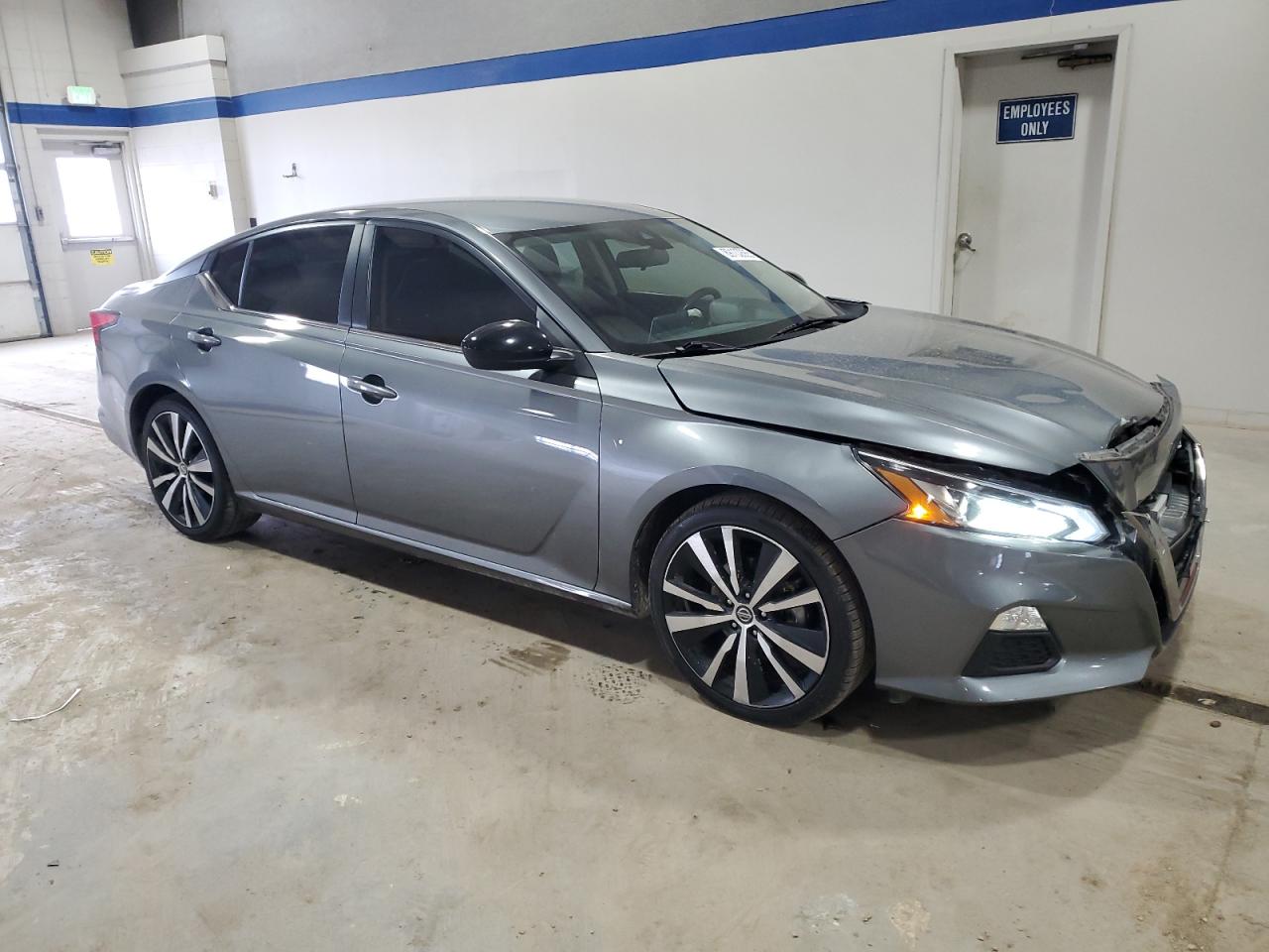 2022 Nissan Altima - Image 4