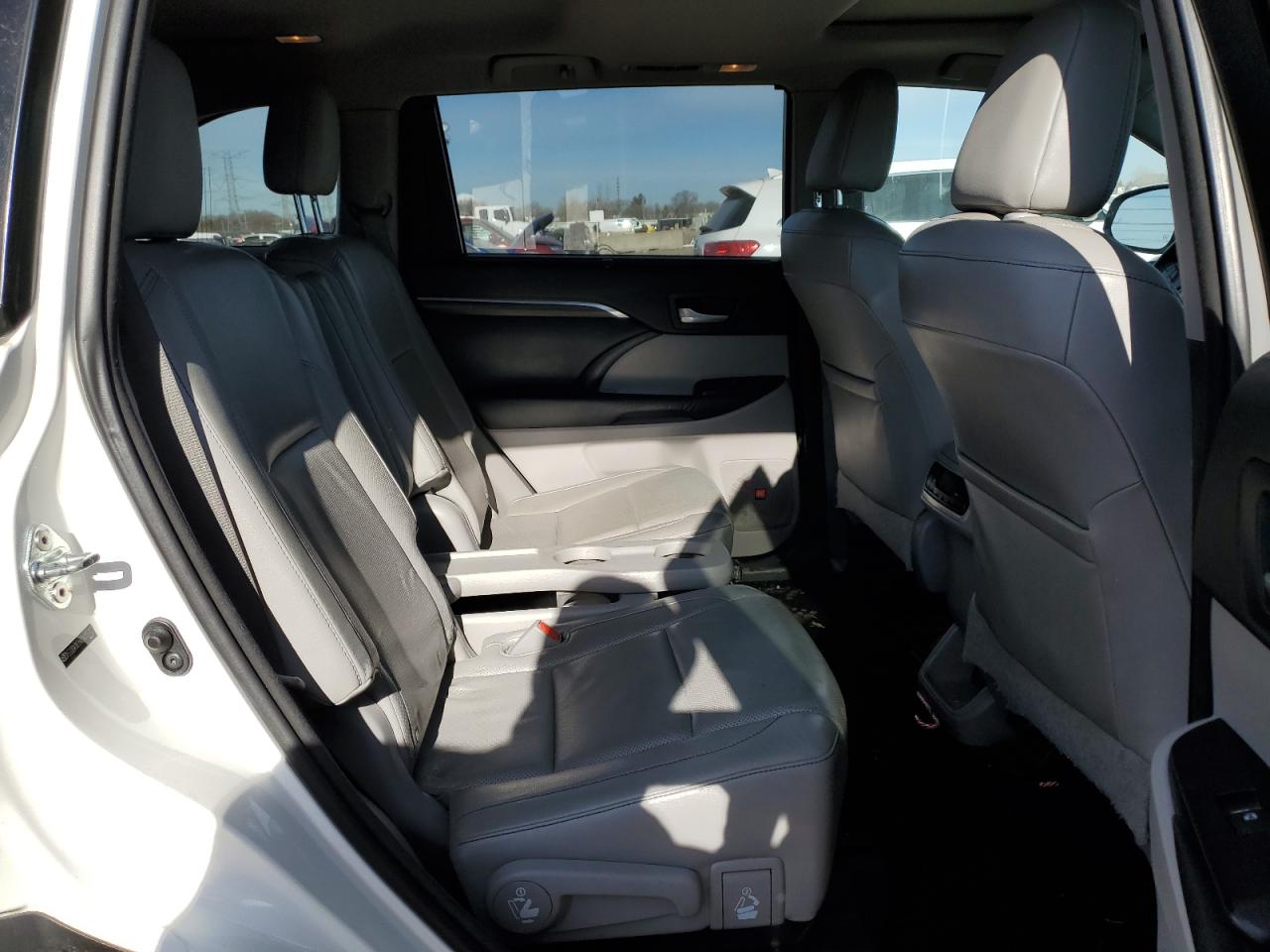 2014 Toyota Highlander - Image 11