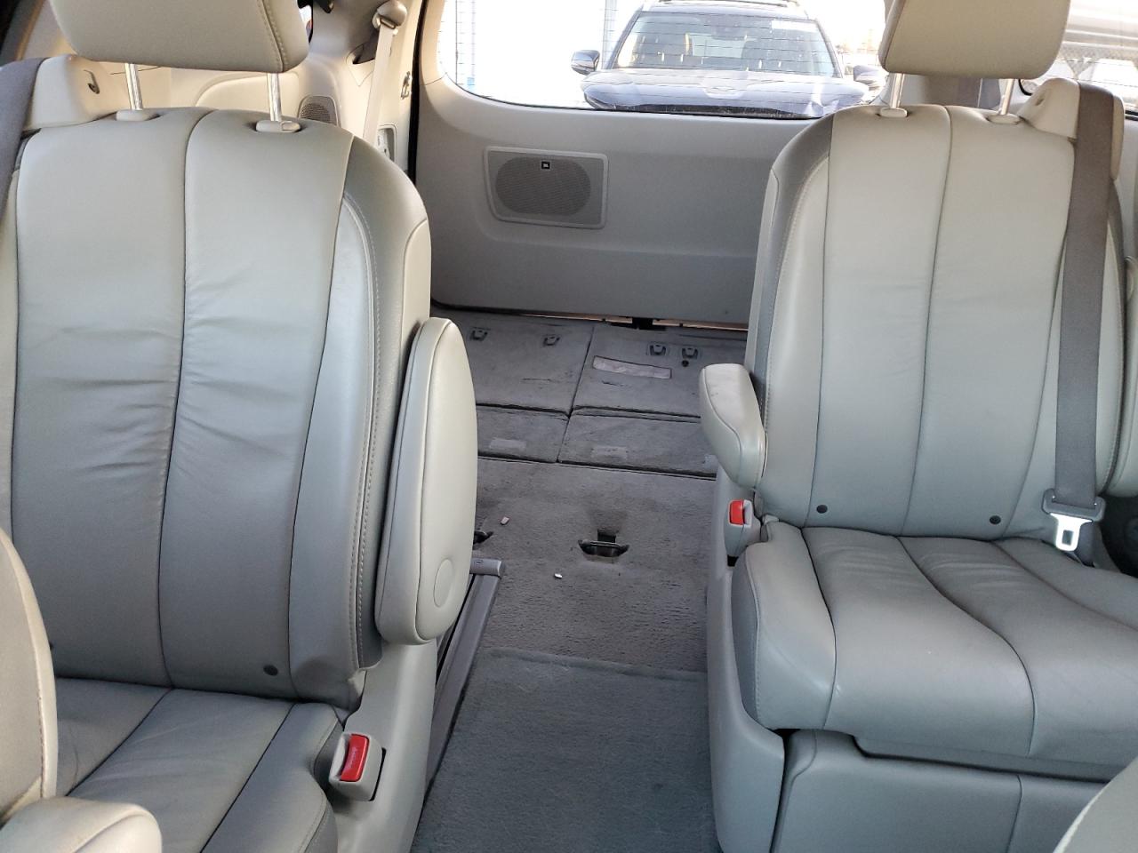 2011 Toyota Sienna - Image 10