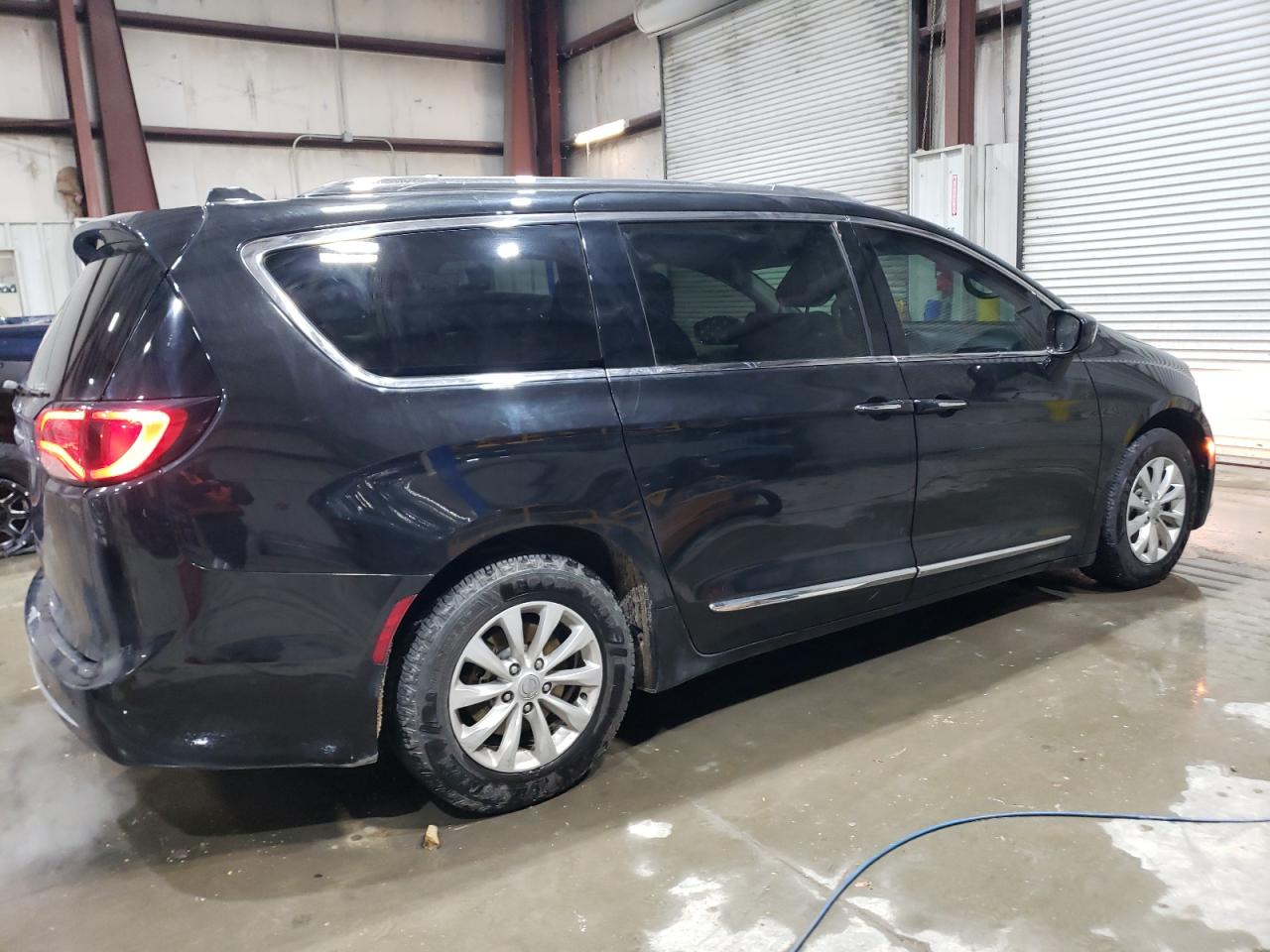 2018 Chrysler Pacifica - Image 3