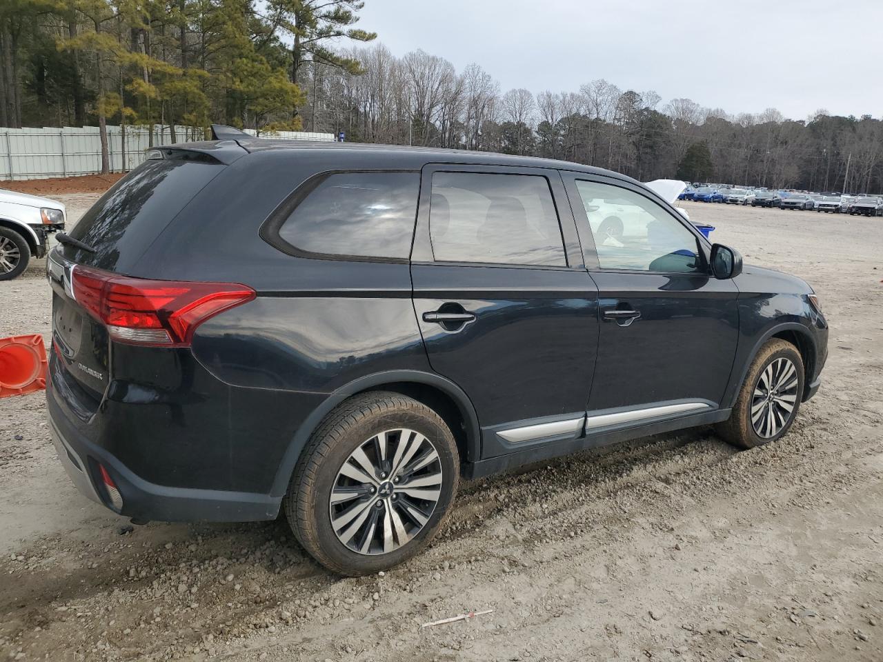 2019 Mitsubishi Outlander - Image 3