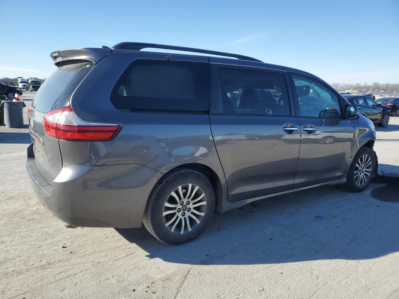2018 Toyota Sienna - Image 3