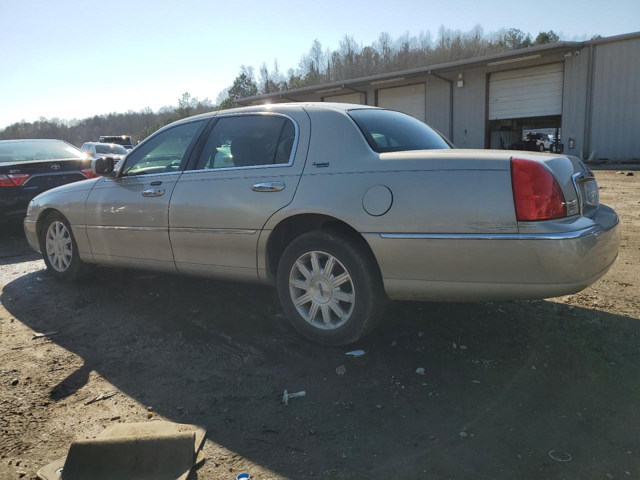 2011 Lincoln Town Car - Image 2