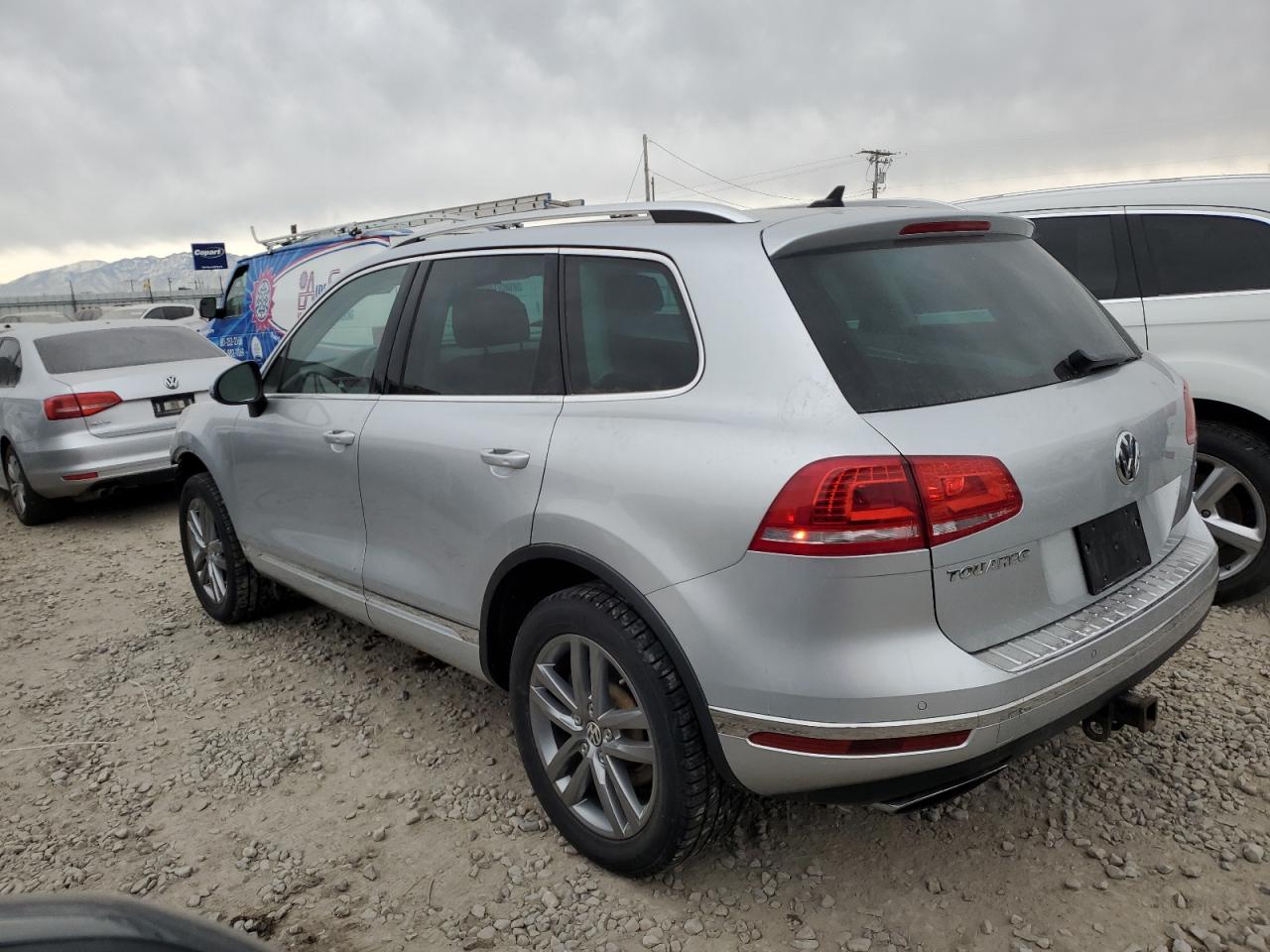 2016 Volkswagen Touareg - Image 2