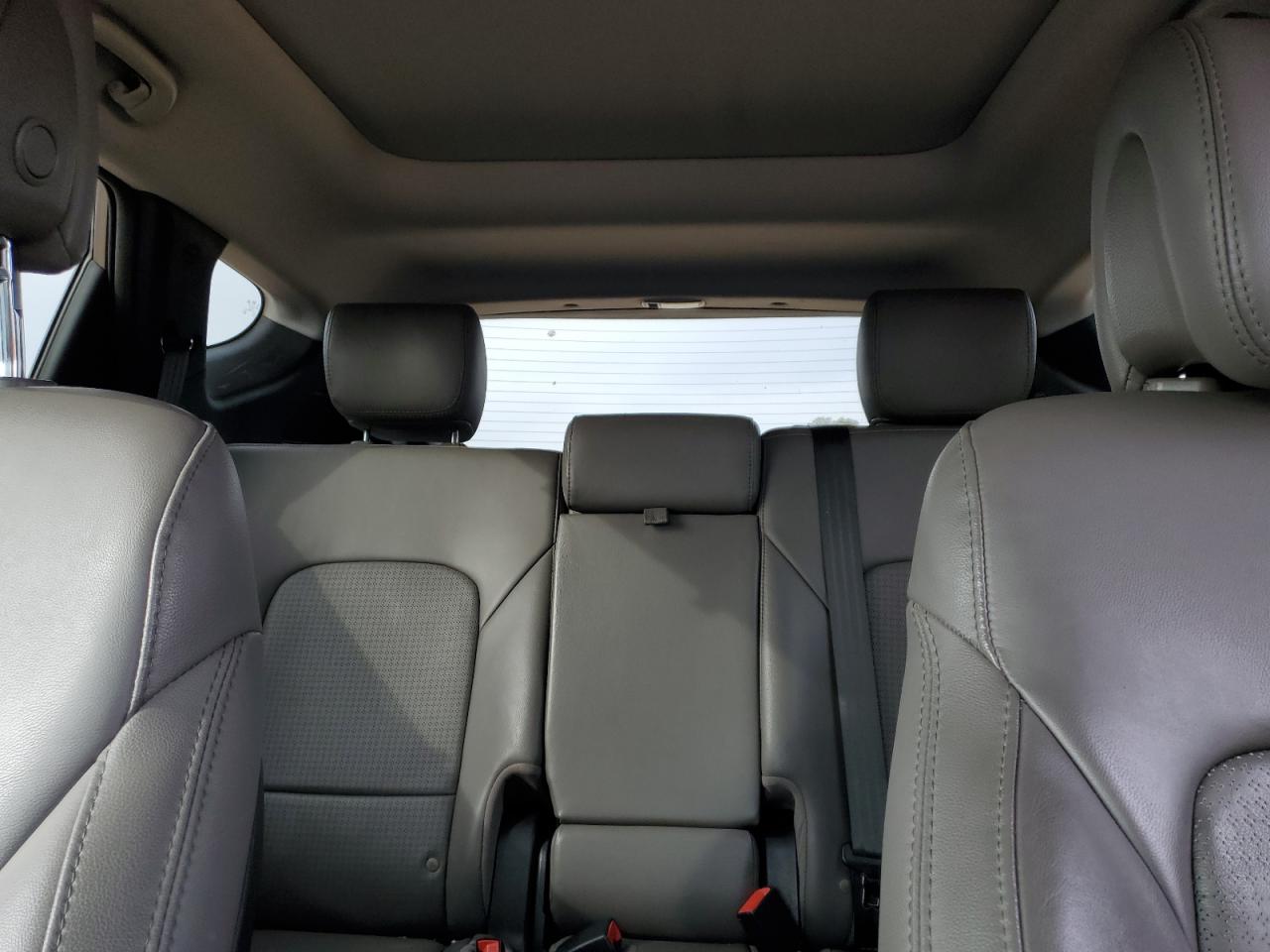 2015 Hyundai Santa Fe - Image 10