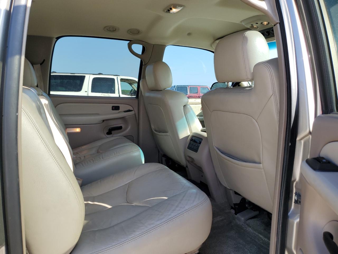 2003 Chevrolet Suburban - Image 11