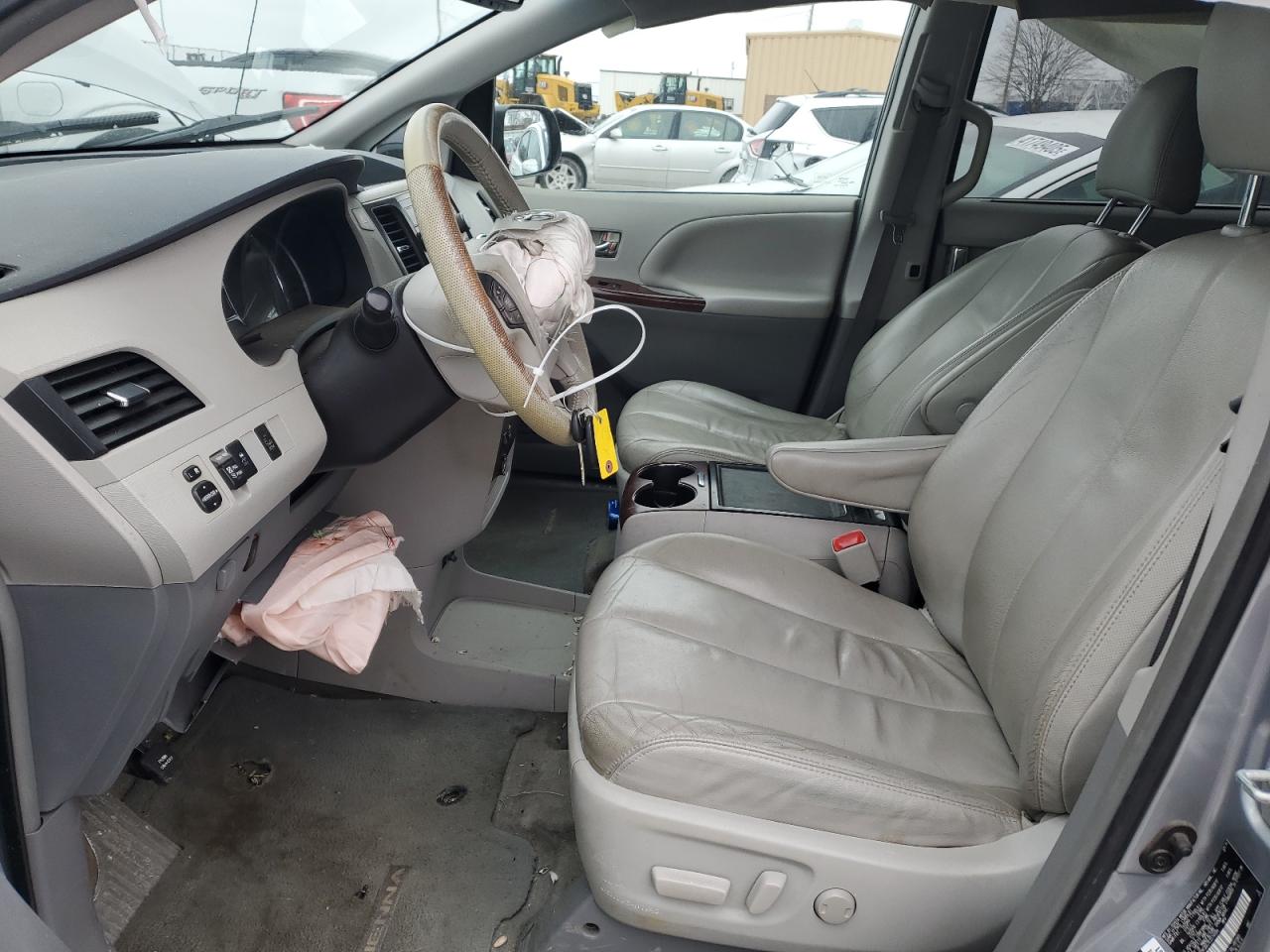 2014 Toyota Sienna - Image 7