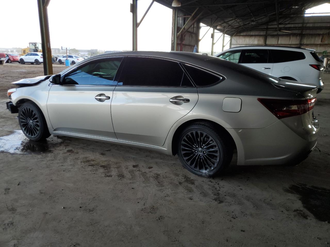 2016 Toyota Avalon - Image 2