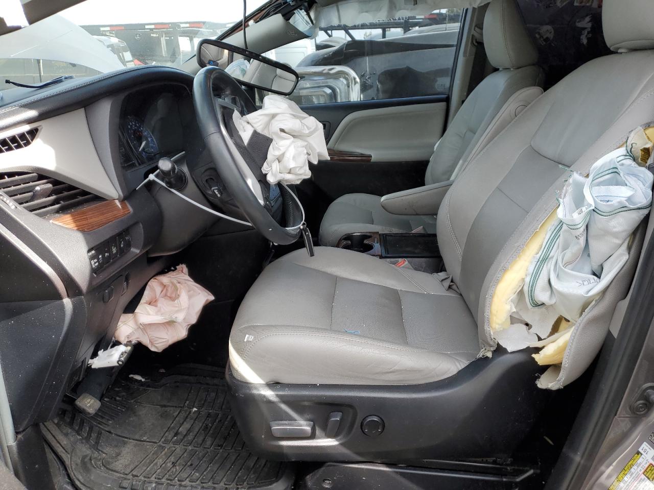 2017 Toyota Sienna - Image 7