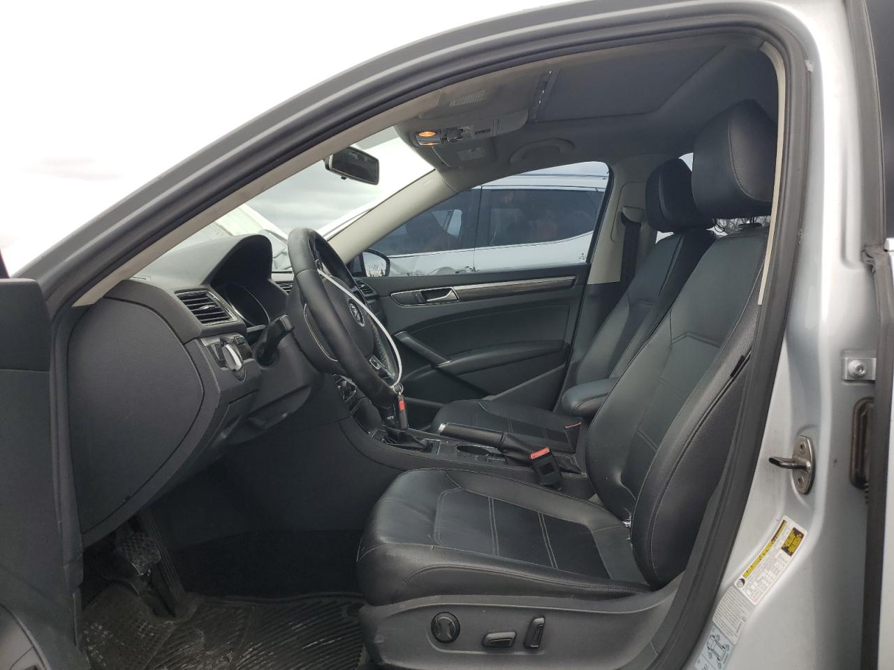 2017 Volkswagen Passat - Image 7