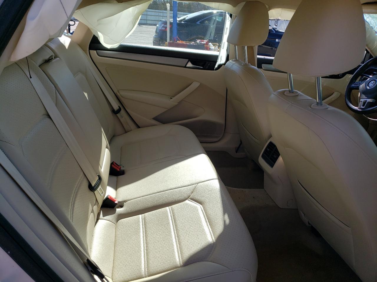 2015 Volkswagen Passat - Image 10