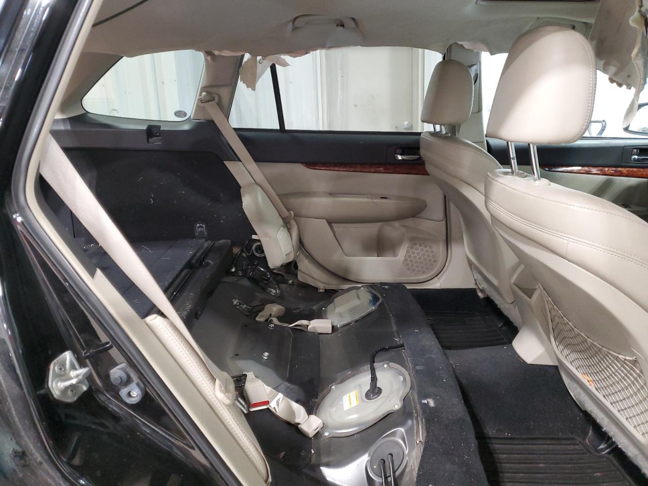 2011 Subaru Outback - Image 10