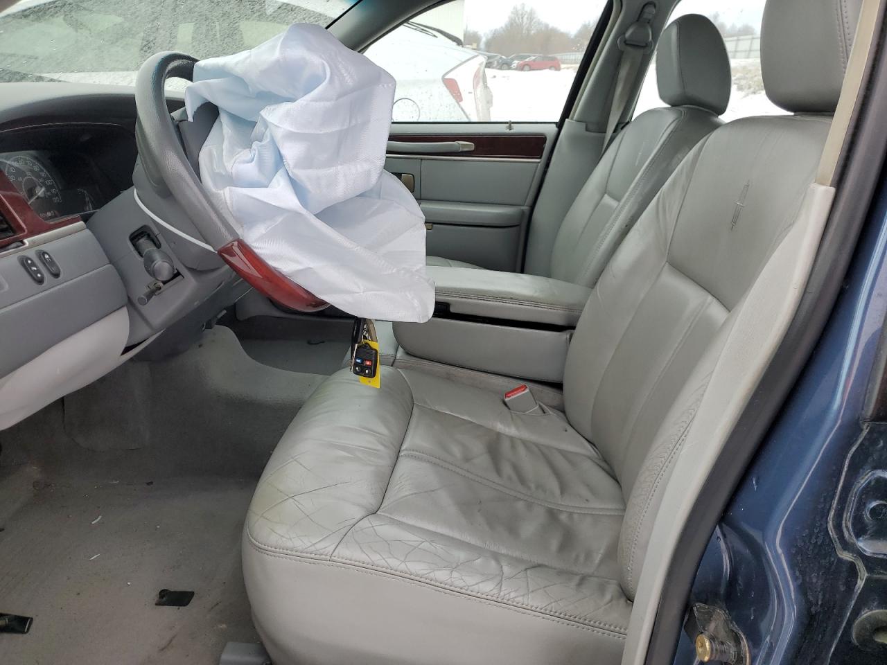 2005 Lincoln Town Car - Image 7