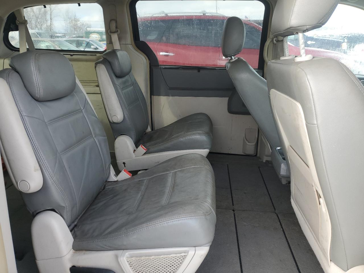 2008 Chrysler Town & Country - Image 11