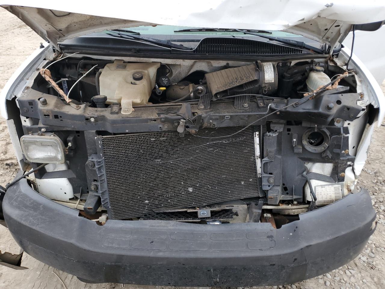 2005 Chevrolet Express - Image 12