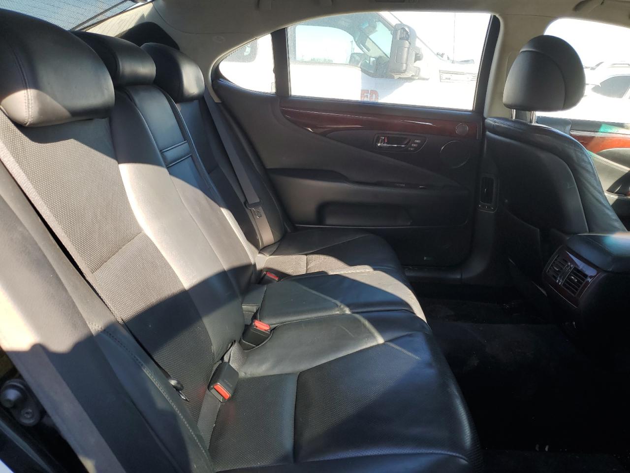 2007 Lexus LS - Image 10
