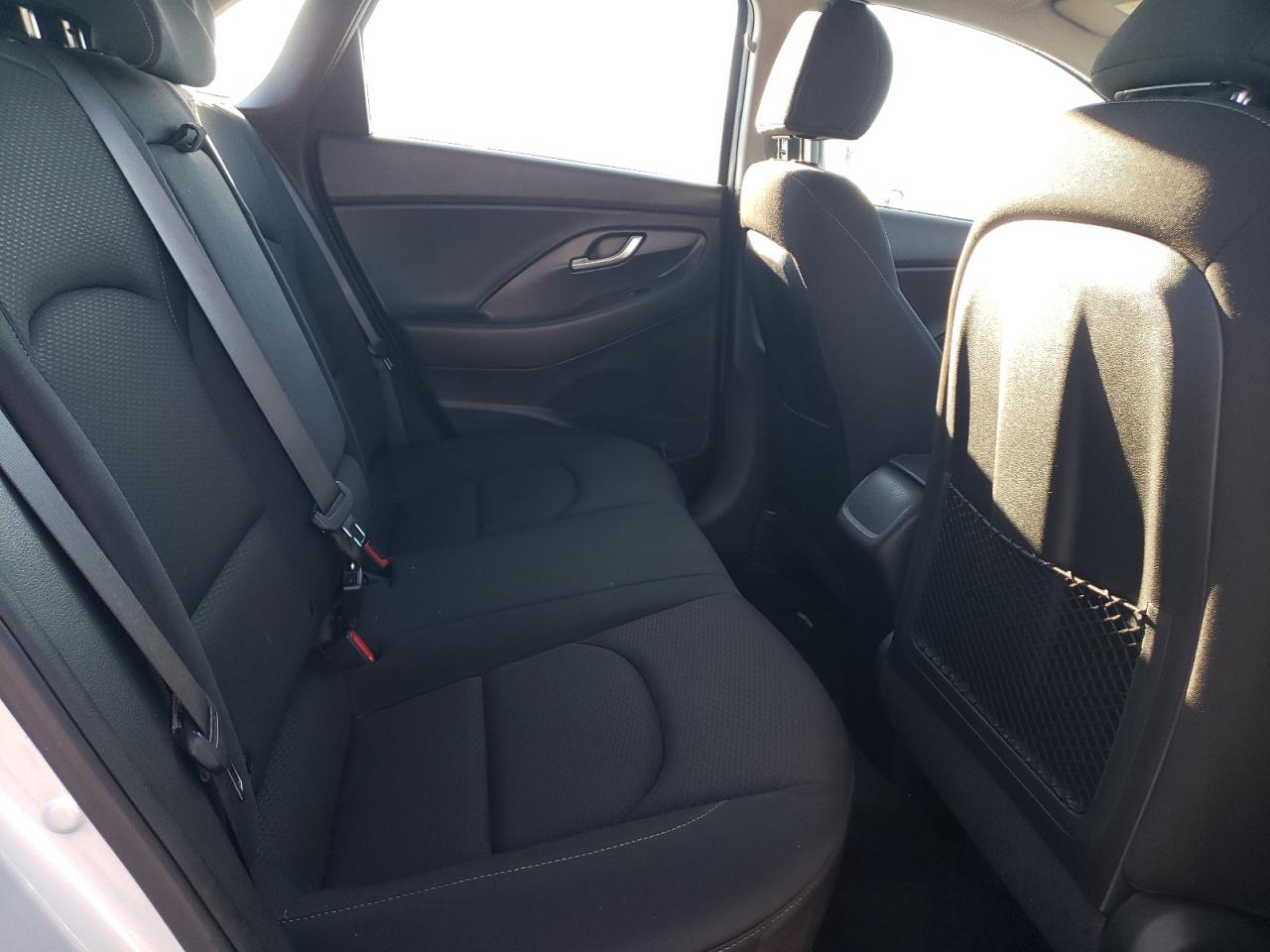 2018 Hyundai Elantra - Image 12