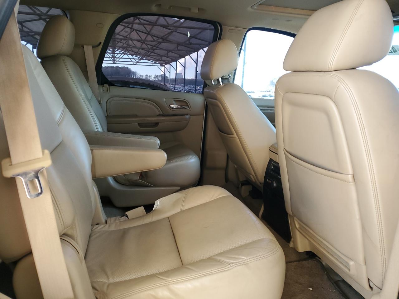2011 Cadillac Escalade - Image 11