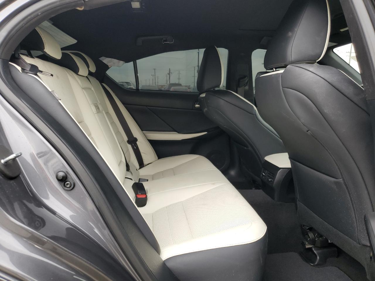 2023 Lexus IS - Image 10