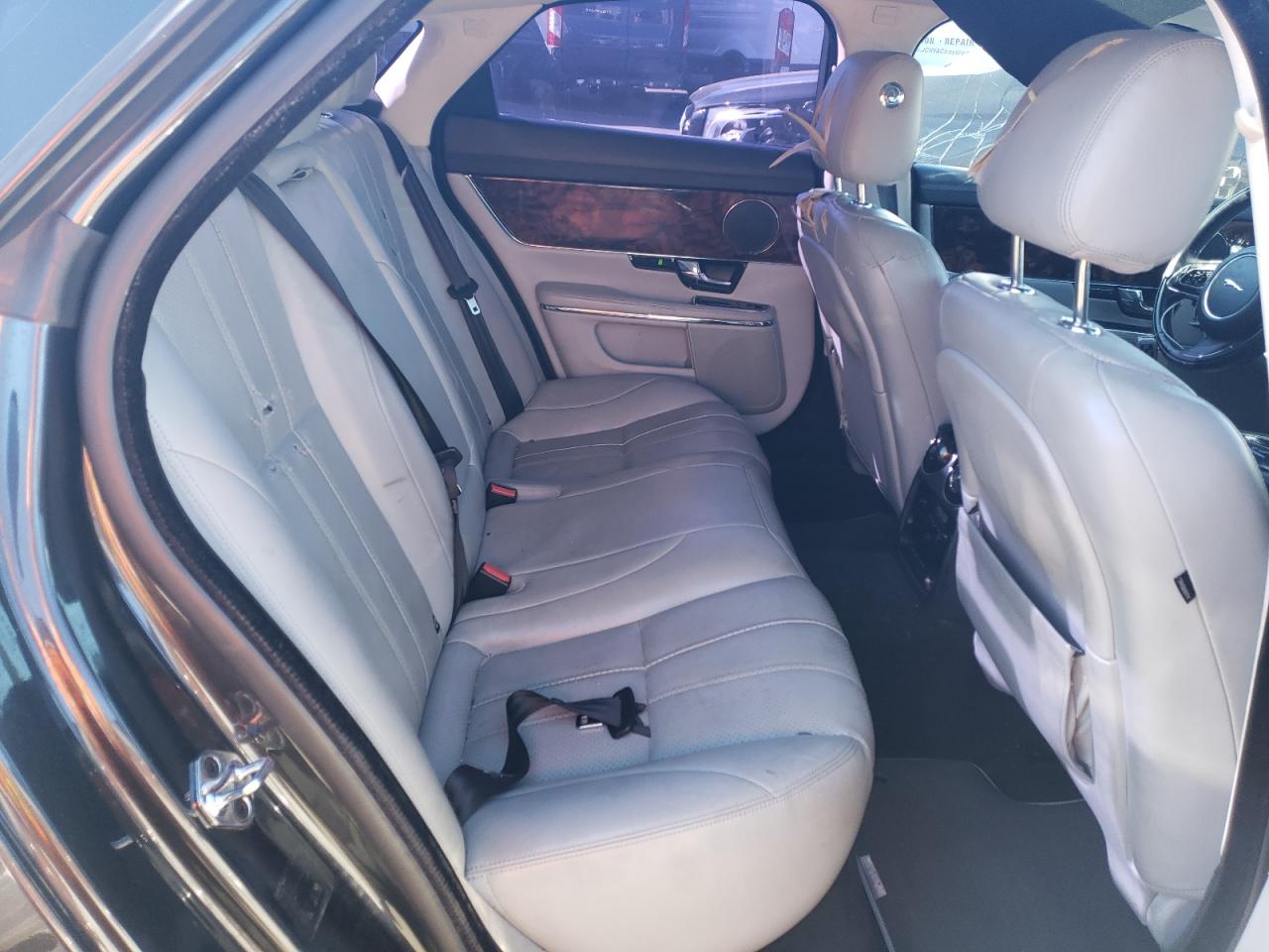 2012 Jaguar XJ - Image 10