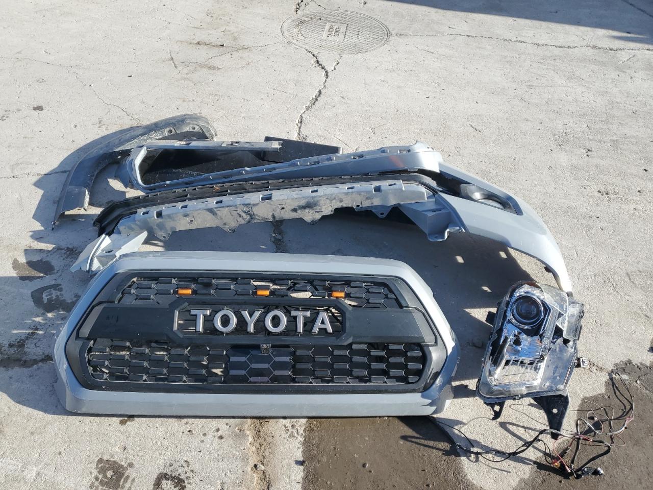 2020 Toyota Tacoma - Image 12