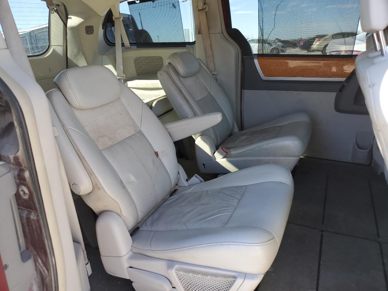 2010 Chrysler Town & Country - Image 11