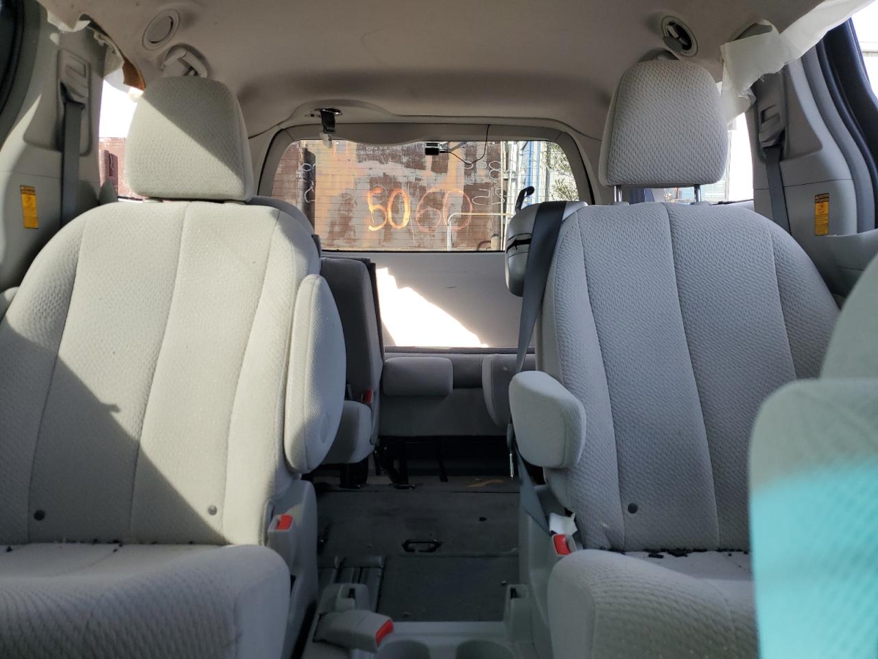 2014 Toyota Sienna - Image 10
