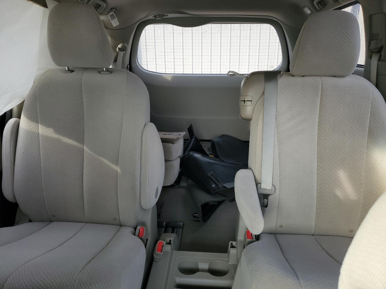 2011 Toyota Sienna - Image 10