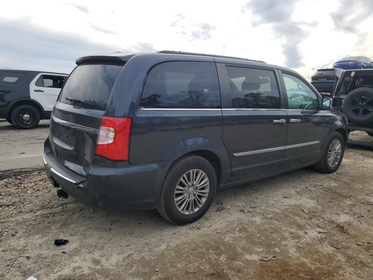 2014 Chrysler Town & Country - Image 3