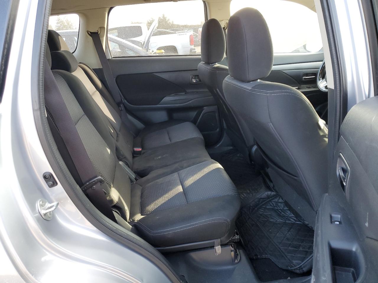 2017 Mitsubishi Outlander - Image 11
