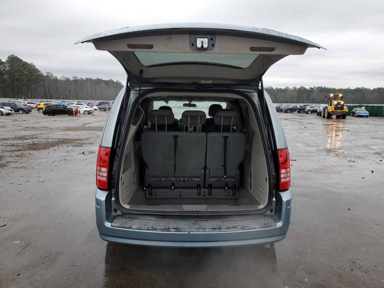 2010 Chrysler Town & Country - Image 6
