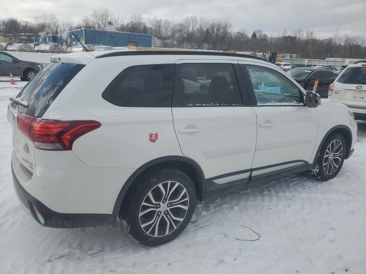 2016 Mitsubishi Outlander - Image 3