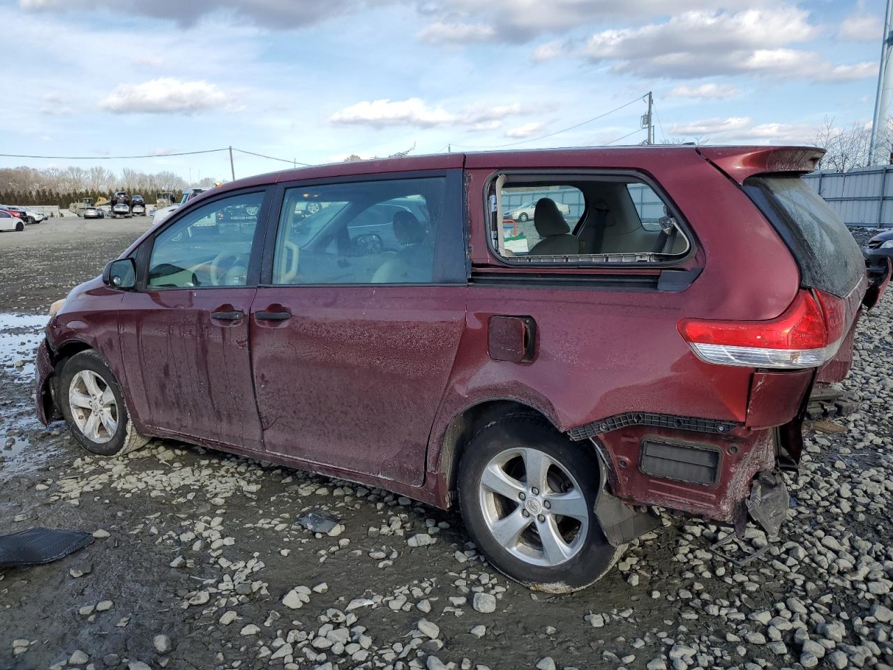 2012 Toyota Sienna - Image 2