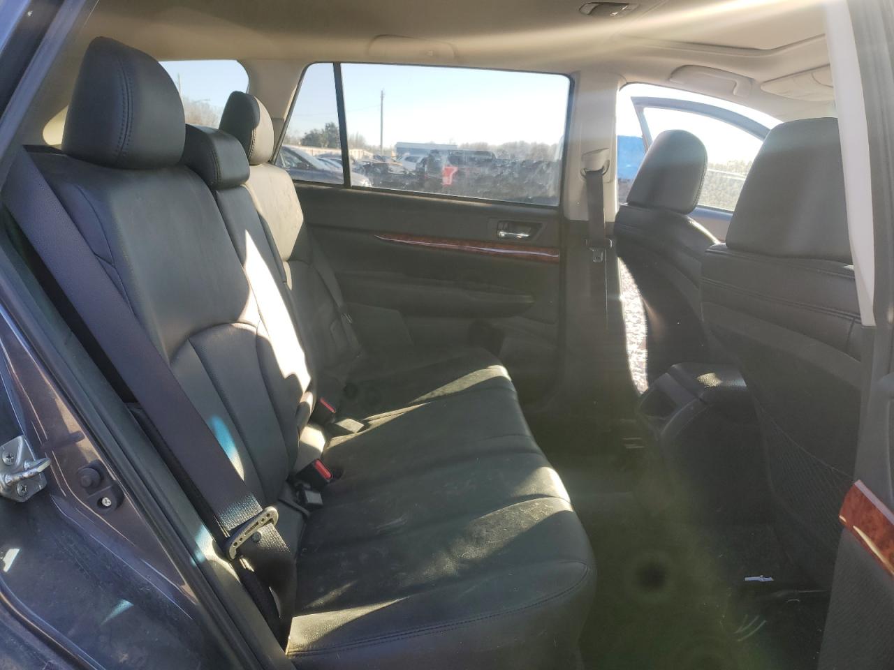 2010 Subaru Outback - Image 11