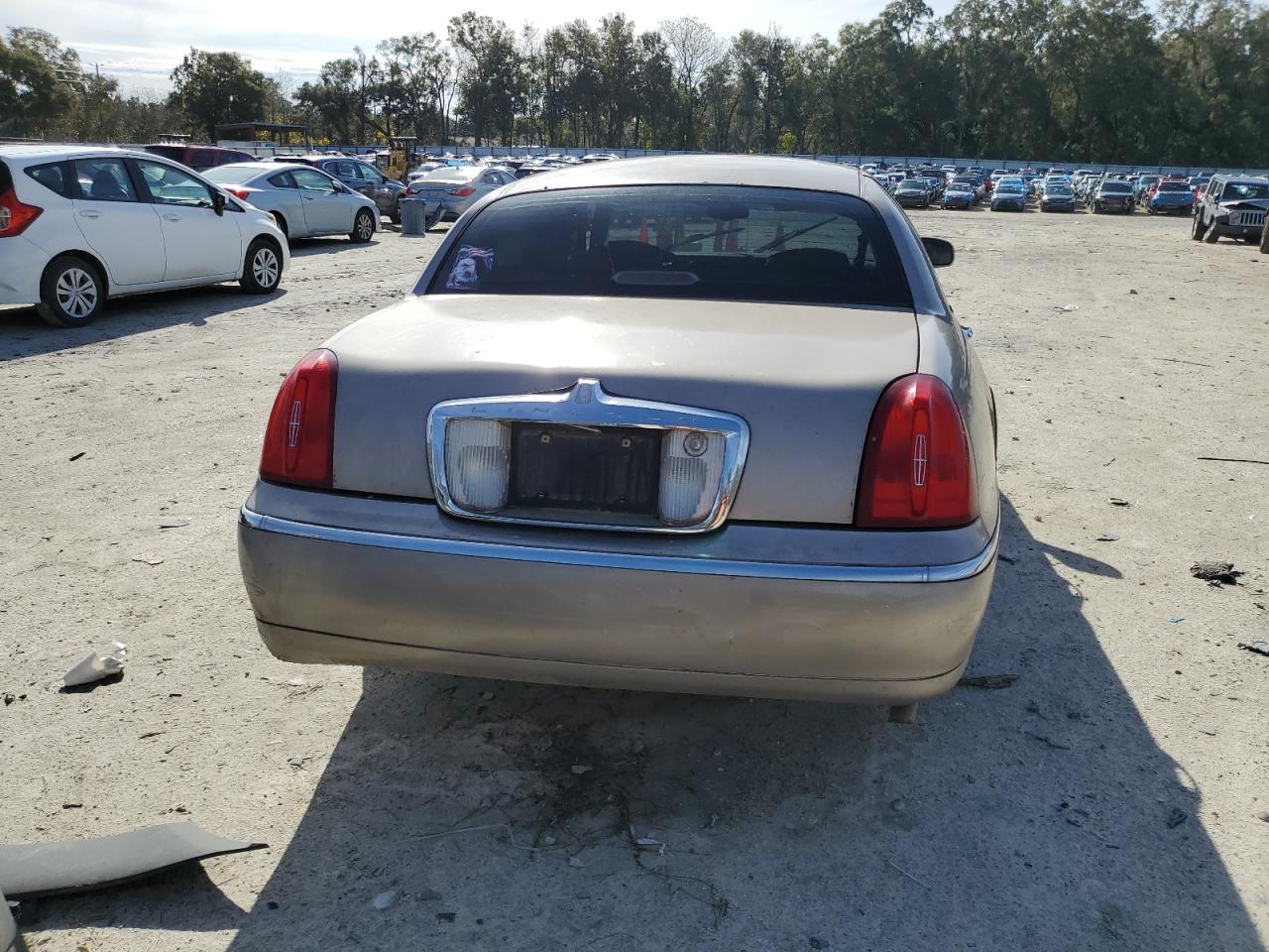 2001 Lincoln Town Car - Image 6