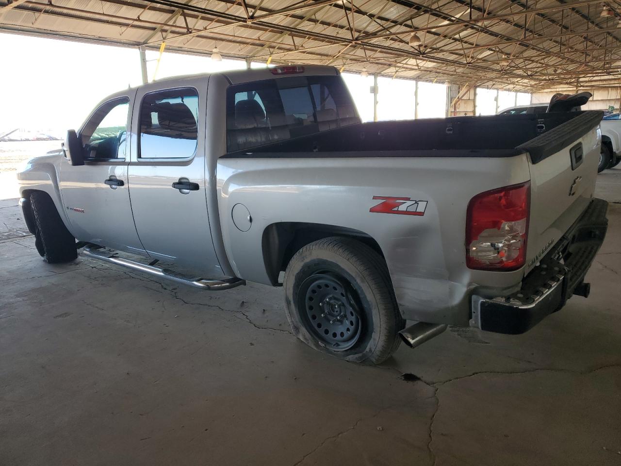 2007 Chevrolet Silverado - Image 2