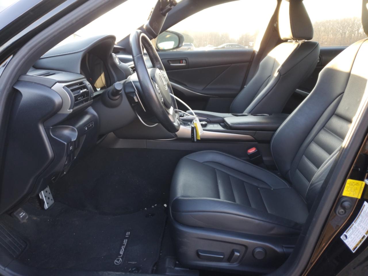 2019 Lexus IS - Image 7