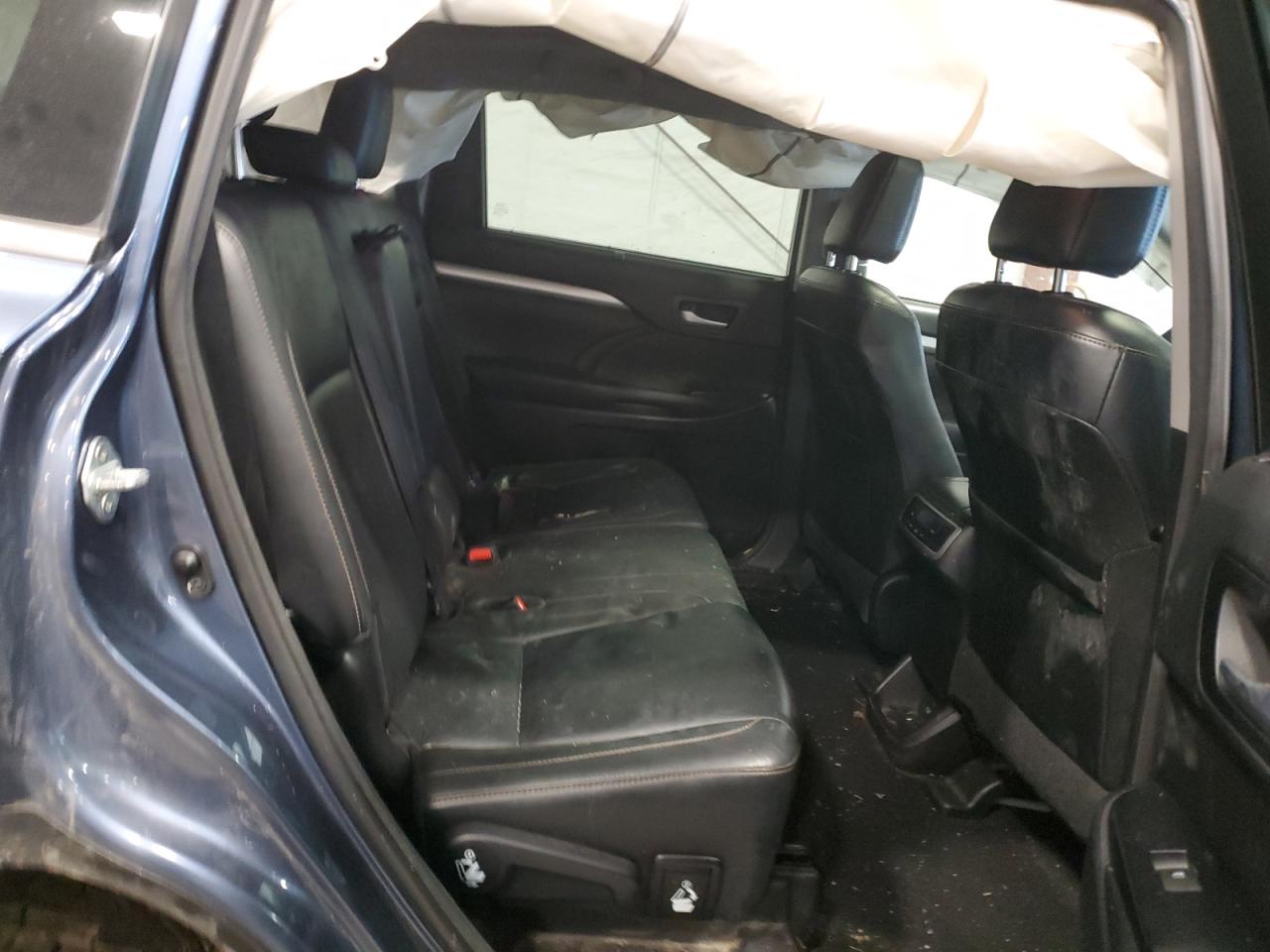 2017 Toyota Highlander - Image 11