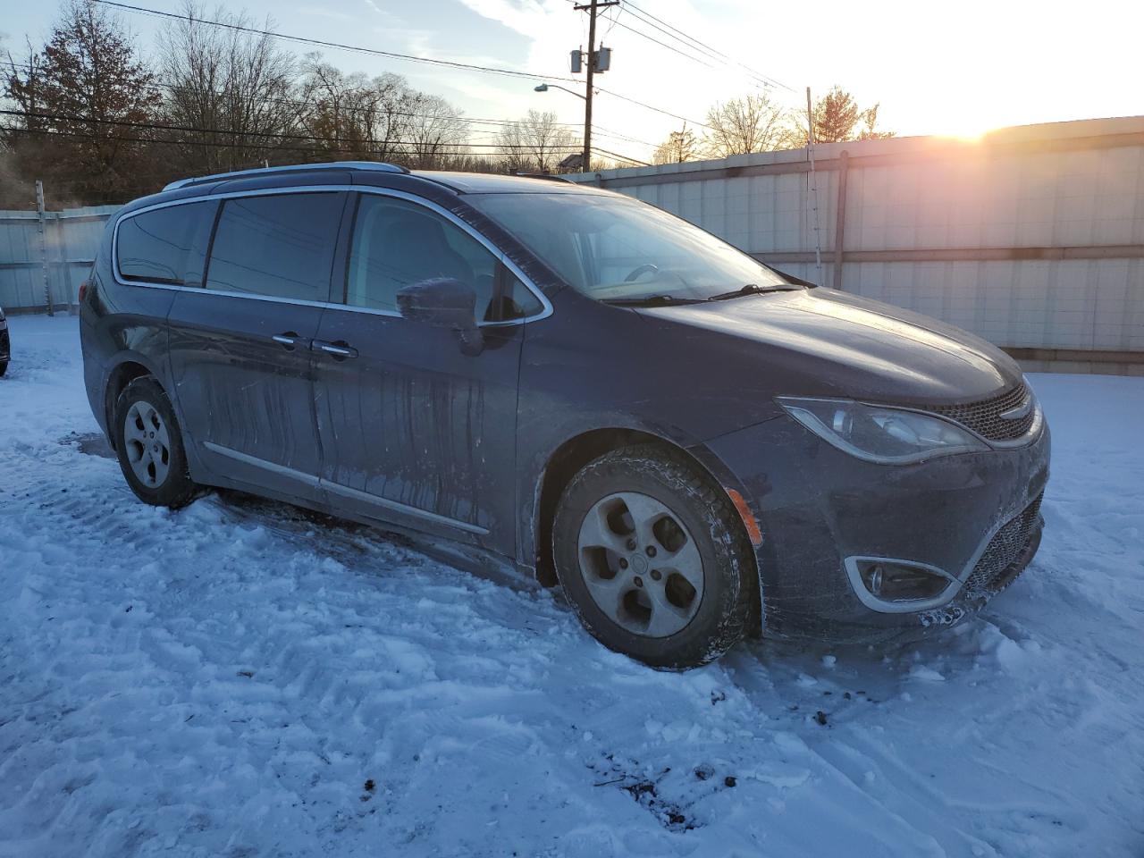 2017 Chrysler Pacifica - Image 4