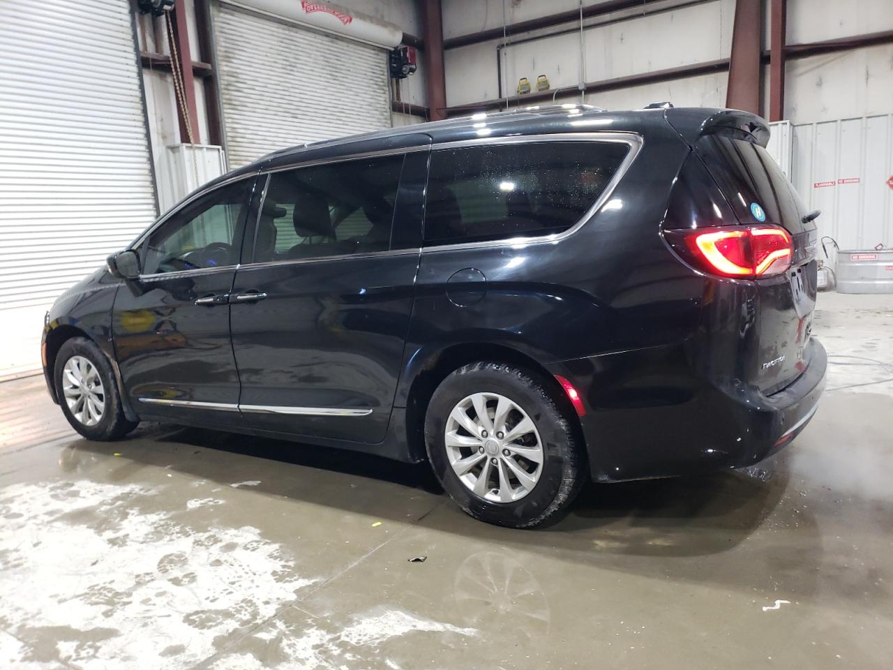 2018 Chrysler Pacifica - Image 2