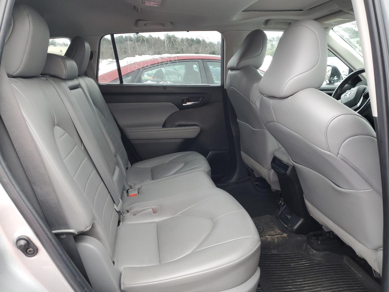2022 Toyota Highlander - Image 11