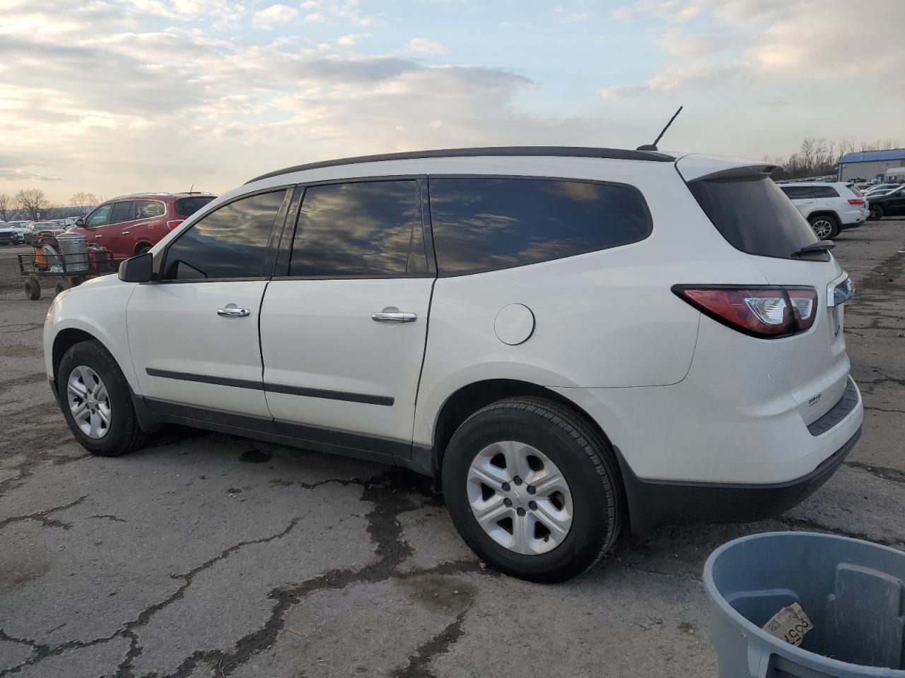 VIN 1GNKRFED6FJ152503 2015 CHEVROLET TRAVERSE no.2