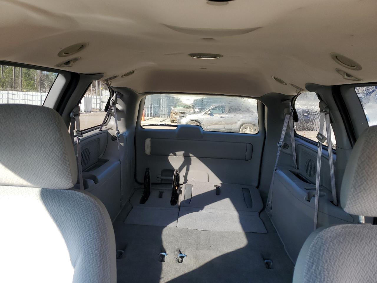 2005 Chrysler Town & Country - Image 10