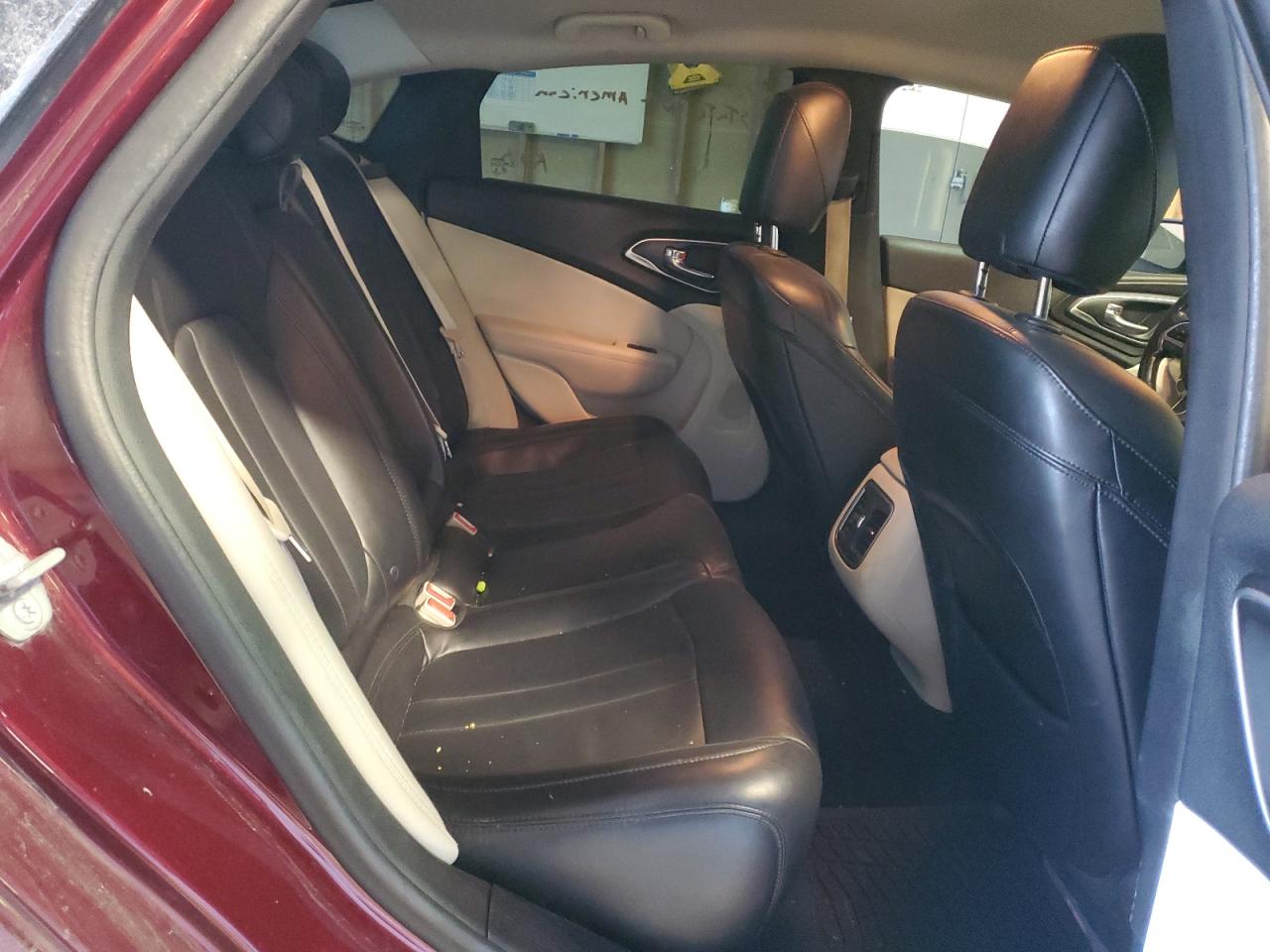 2015 Chrysler 200 - Image 10