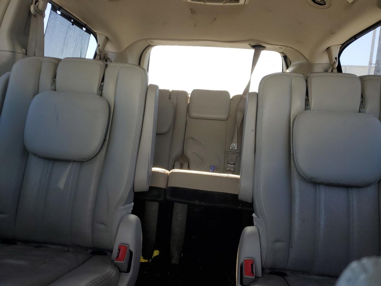 2012 Chrysler Town & Country - Image 10