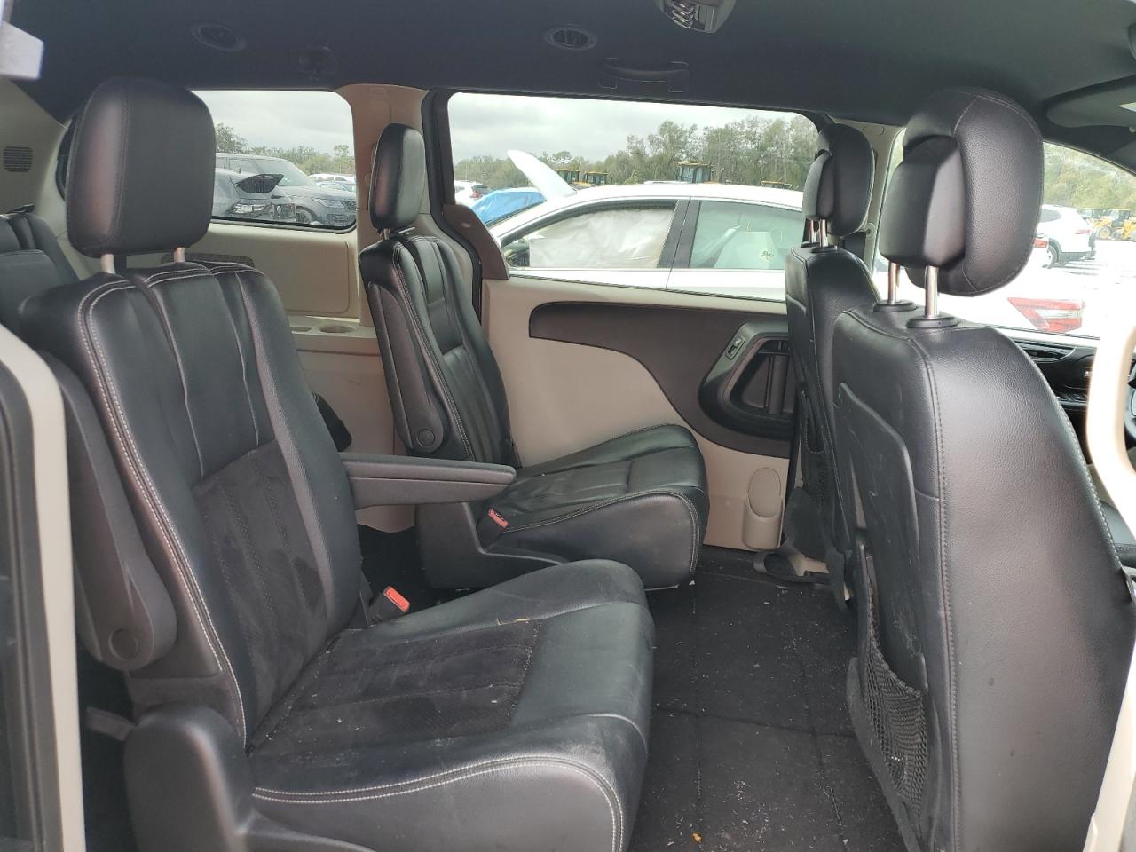 2017 Dodge Caravan - Image 11