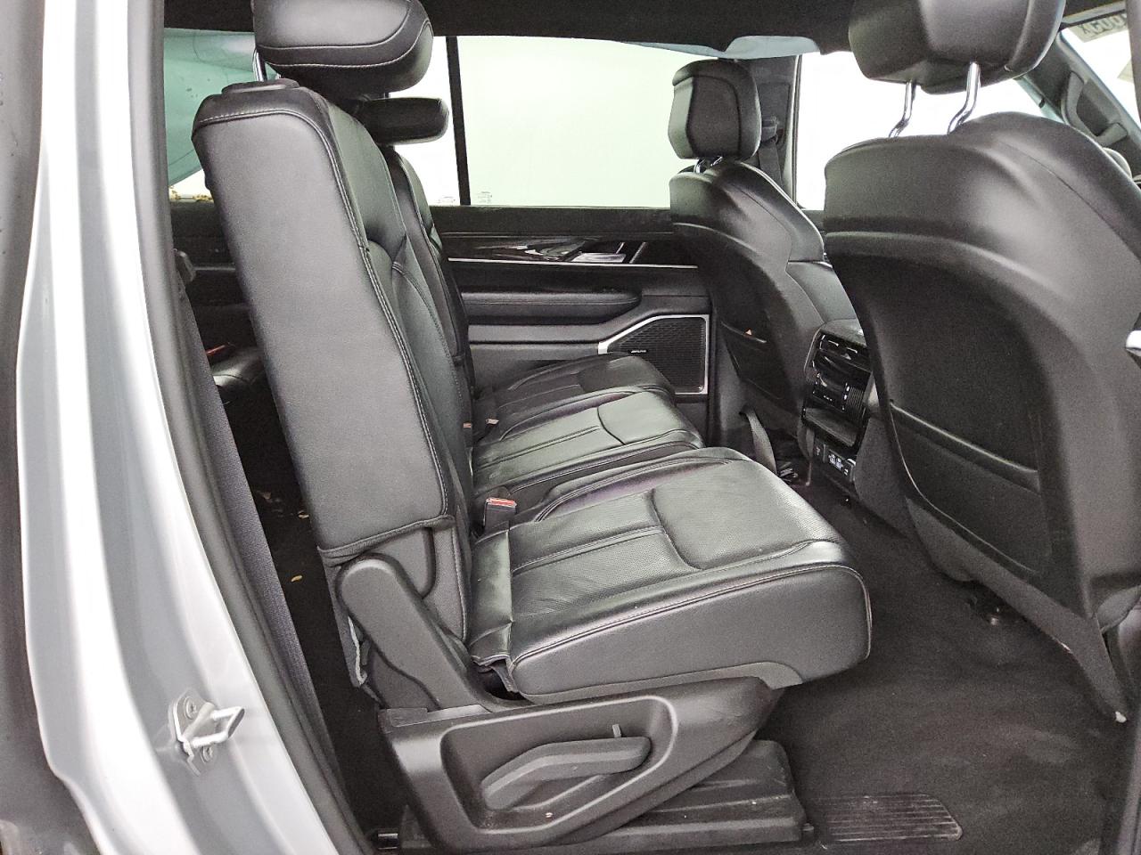 2022 Jeep Grand Wagoneer - Image 11